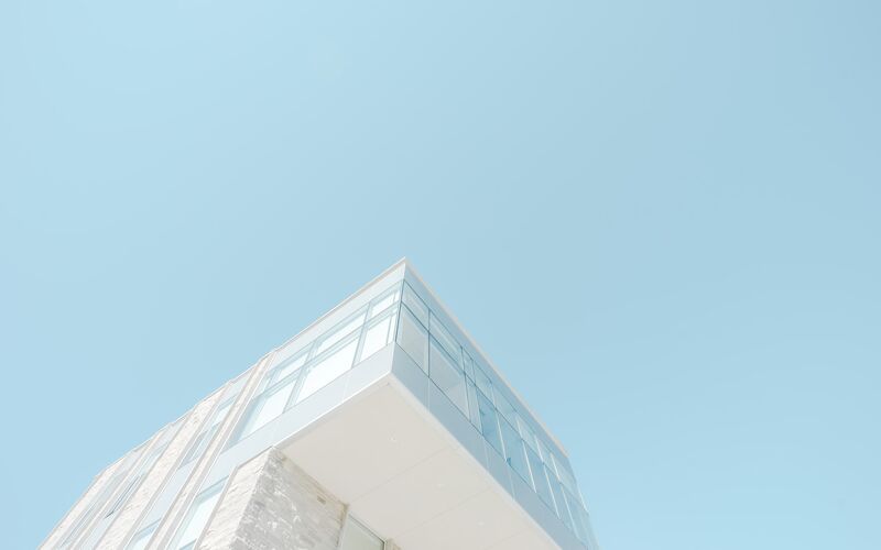 Moderne Architektur vor hellblauem Himmel