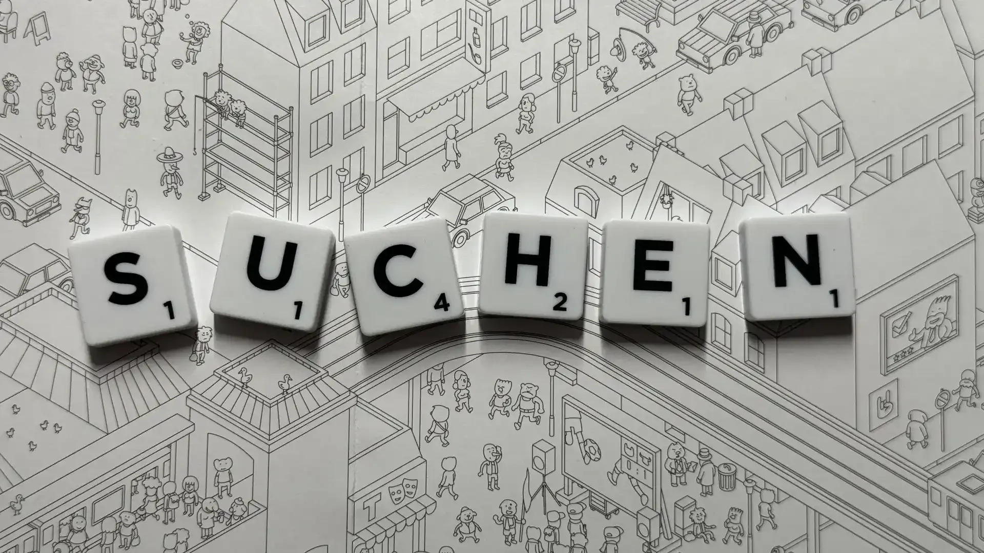 Das Bild zeigt ein Schwarz-Weißes Wimmelbild. In der Mitte sind 5 Spielsteine mit den Buchstaben “S”, “U”, “C”, “H”, “E”, “N”.