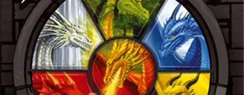Auf dem Karton ist mittig ein buntglas-Fenster zu sehen. Jede Kachel zeigt einen andersfarbigen Drachen. Die Wand ist aus schwarzen Zieglesteinen.