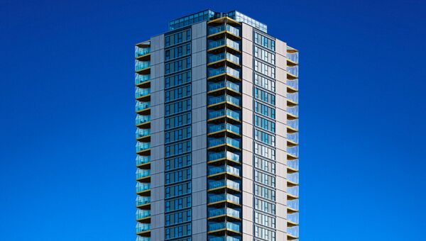 Moderne Architektur vor tiefblauem Himmel