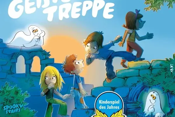 Spielcover „Geistertreppe“: Vier Kinder steigen in der Dämmerung eine blaue Steintreppe hinauf, umgeben von freundlichen Gespenstern. Mit Siegel „Kinderspiel des Jahres 2004“.