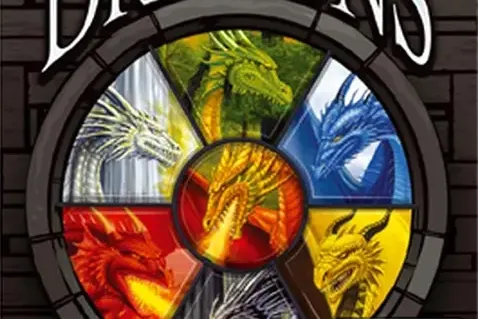 Auf dem Karton ist mittig ein buntglas-Fenster zu sehen. Jede Kachel zeigt einen andersfarbigen Drachen. Die Wand ist aus schwarzen Zieglesteinen.