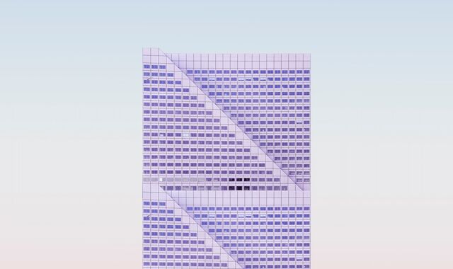 Moderne Architektur vor hellem Himmel