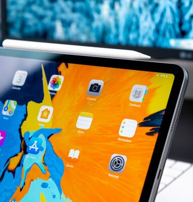 Nahaufnahme eines Tablet mit Apps auf dem Homescreen